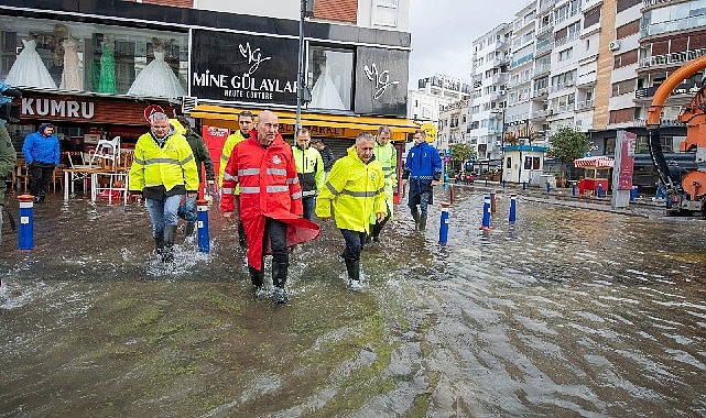 Başkan Soyer, deniz kabarmasının tsunami etkisi yarattığı Kordon'da